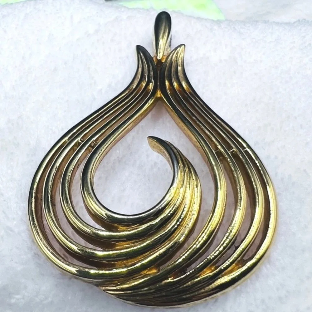 Vintage Trifari Pendant Teardrop Swoop Gold‎ Tone 2.25 X 1.5